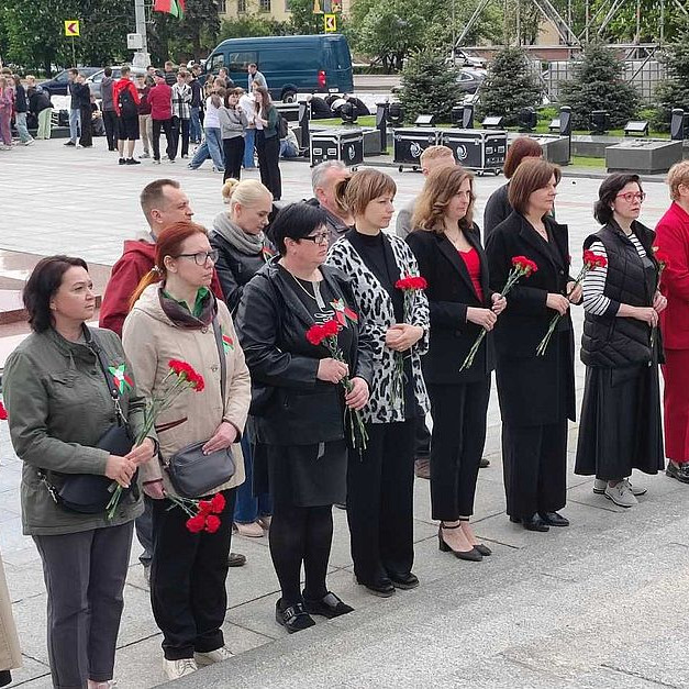 Возложение цветов к монументу на Площади Победы